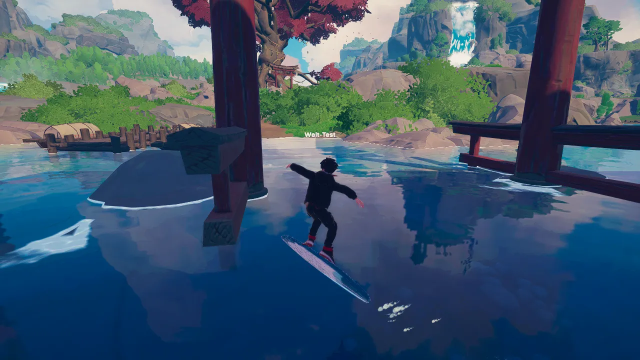 Die Spielfigur springt auf dem Wasser, während sich das Surfbrett unter ihren Füßen dreht; im Hintergrund rote Holzpfosten und Felsen
